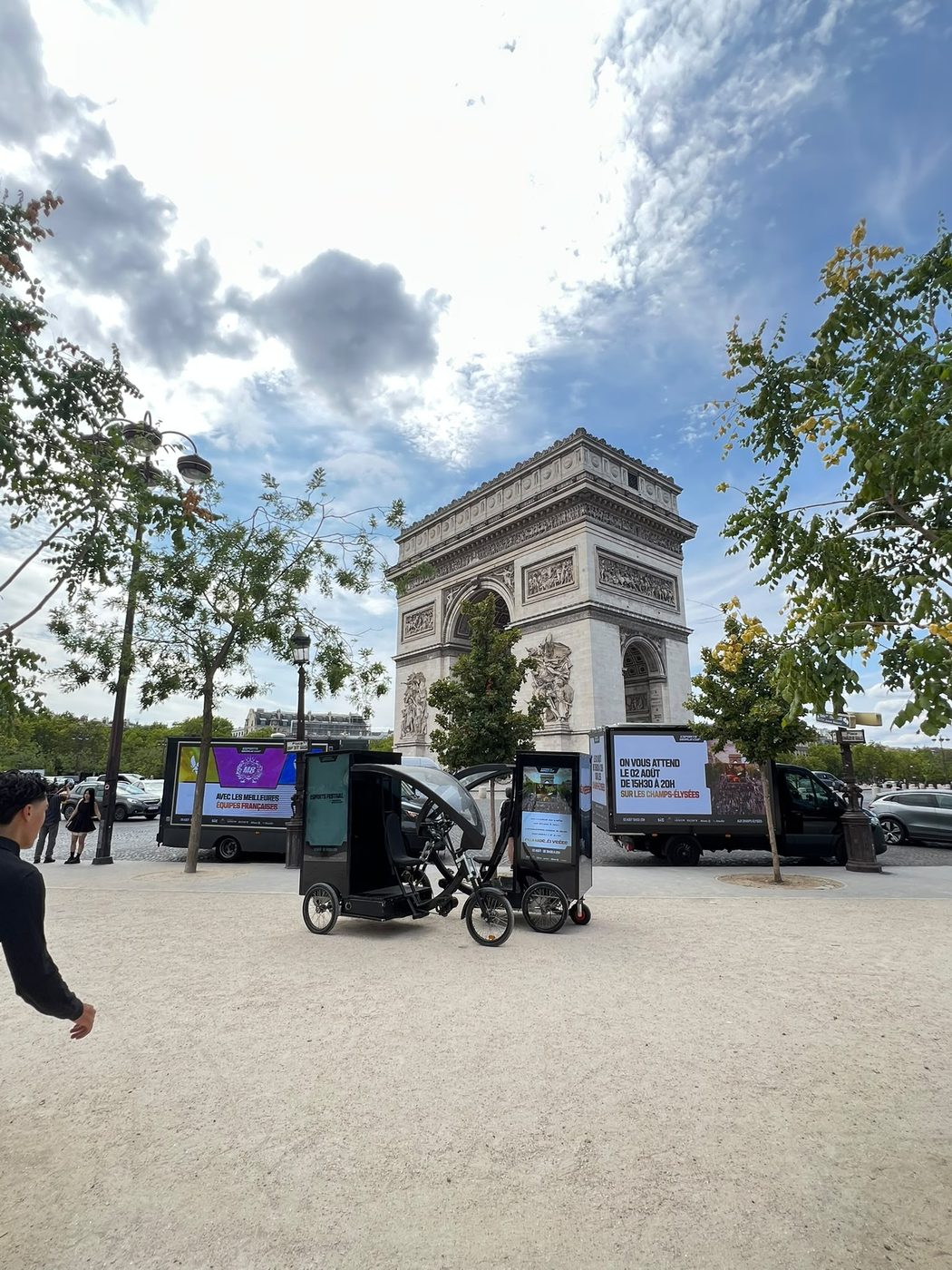 Camions LED Média Move déployés place de l'Étoile à Paris