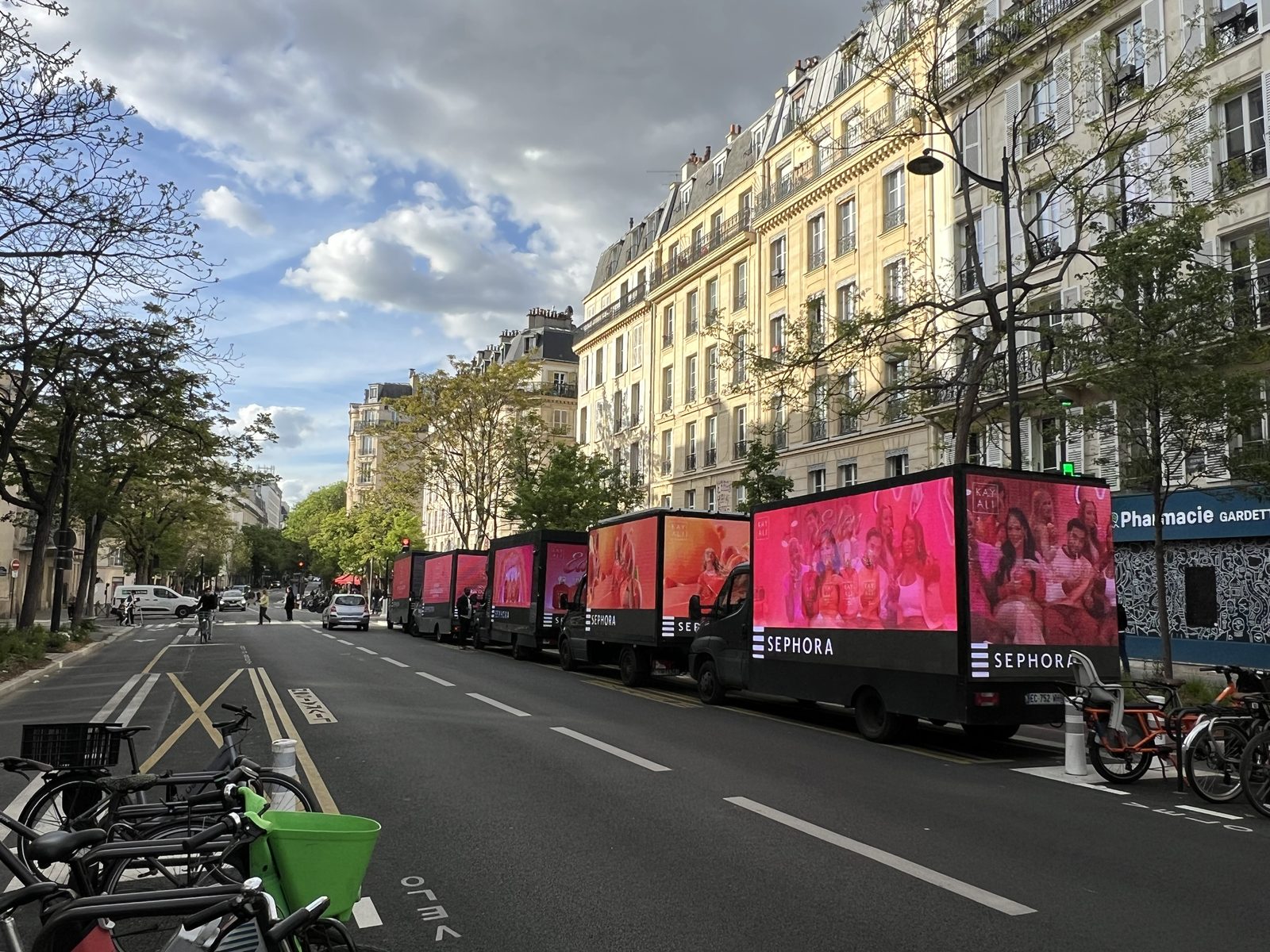 Convoi de camions LED Média Move pour Sephora dans une rue de Paris