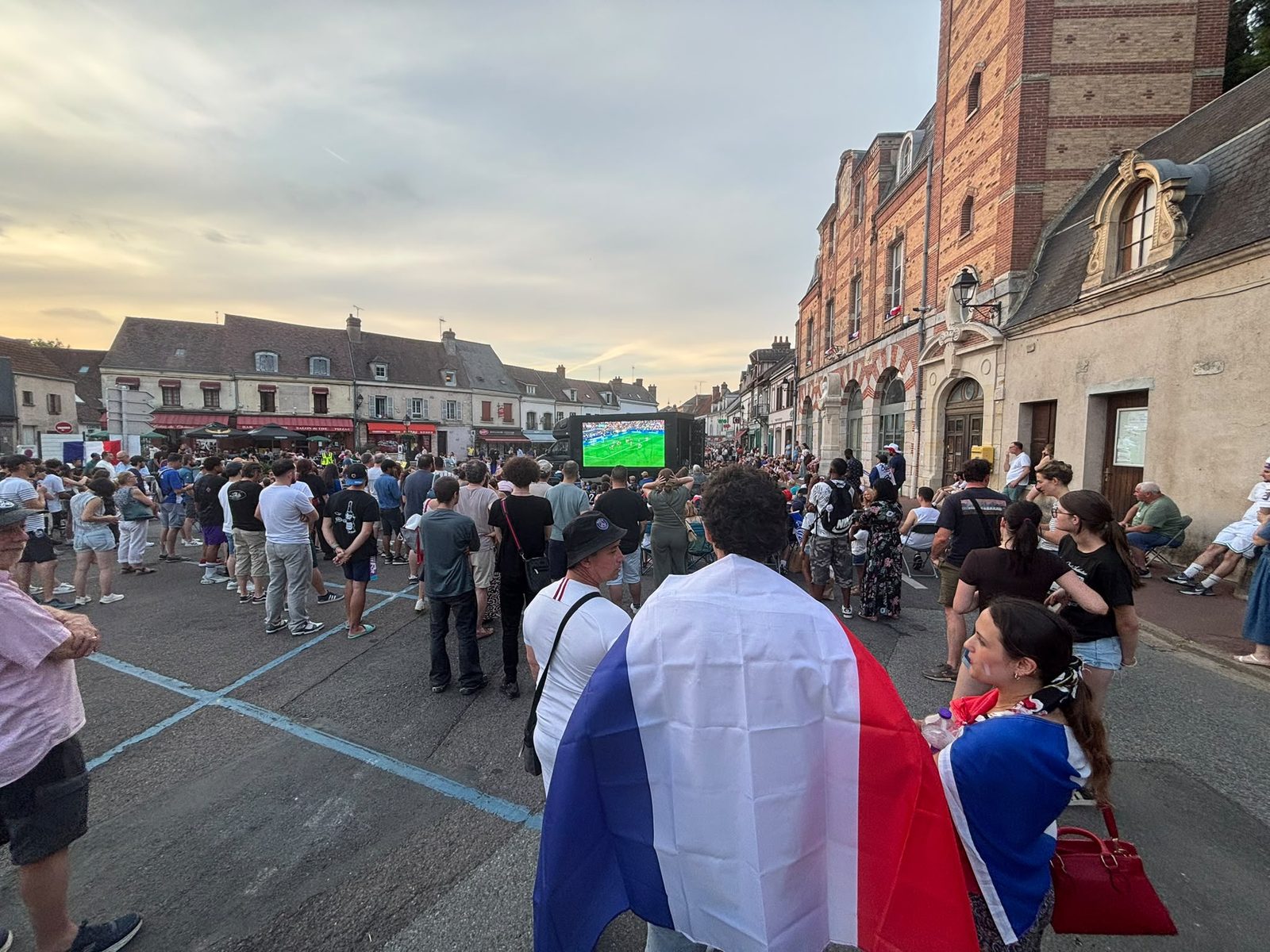 Écran géant mobile Média Move devant une foule en fan zone
